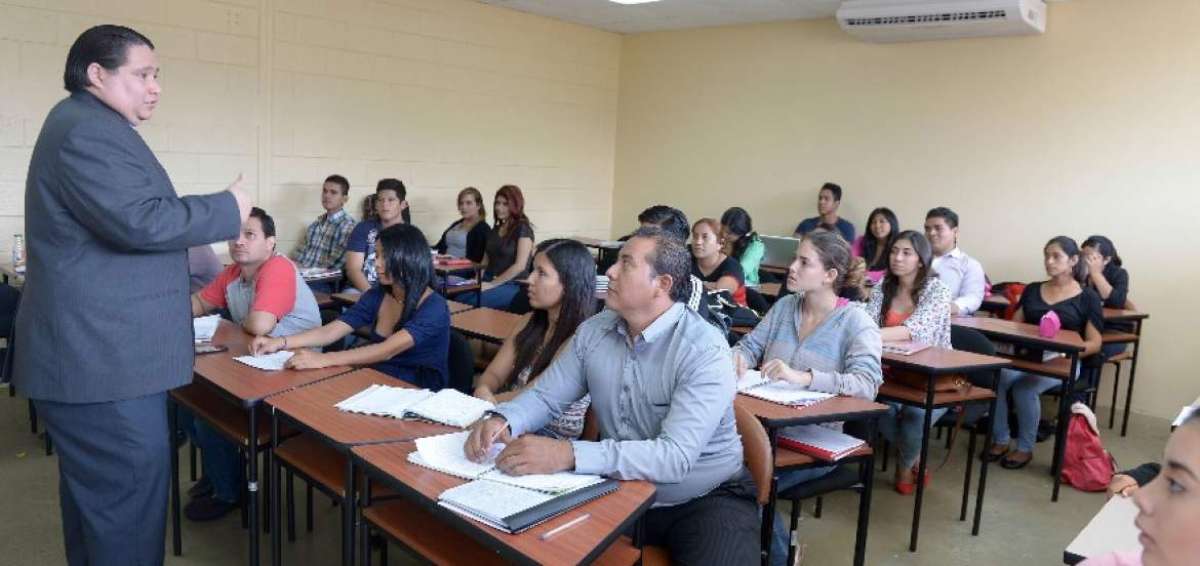 En el enlace del s&aacute;bado se indic&oacute; que el porcentaje de docentes con P.hD y maestr&iacute;as en el pa&iacute;s llega al 65%.