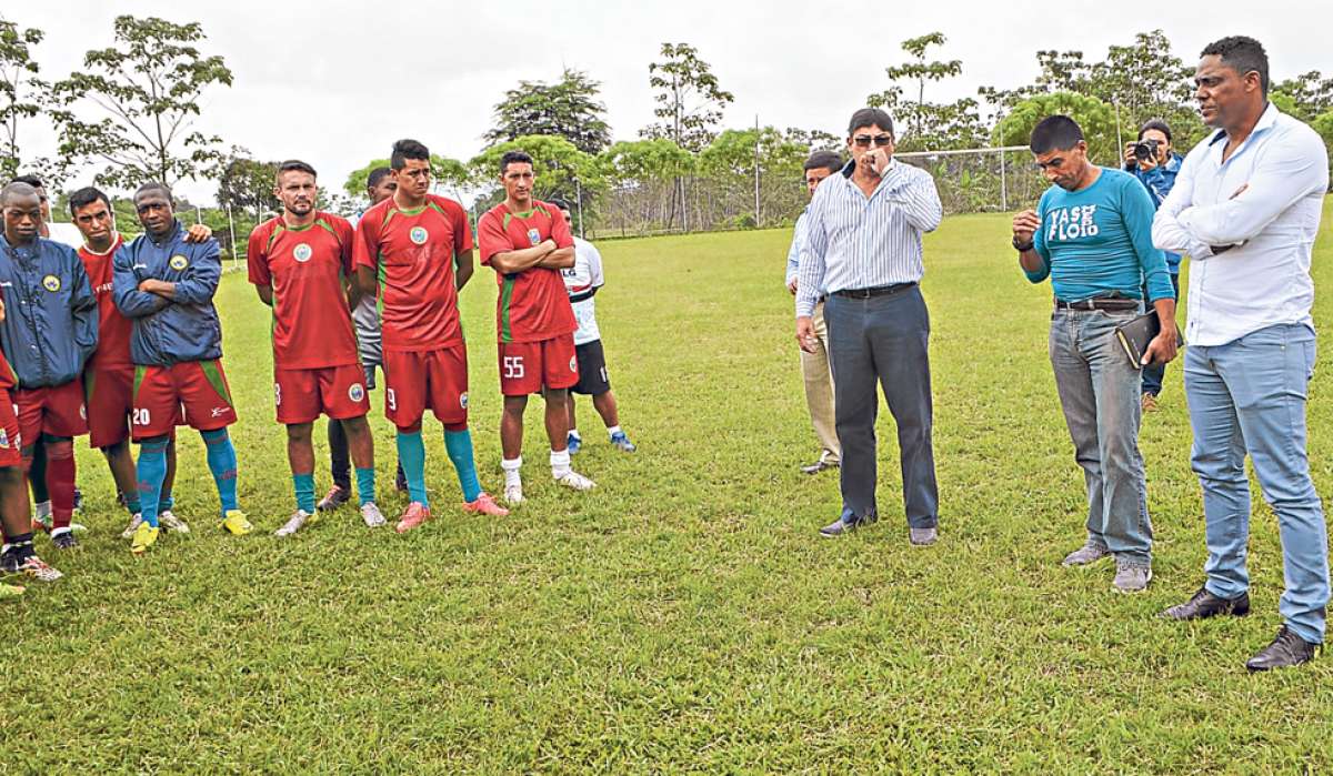 Seg&uacute;n el programa de la primera fecha, Espoli recibir&aacute; a Liga de Portoviejo en Santo Domingo. Directivos y jugadores junto al t&eacute;cnico Cl&eacute;ber Chal&aacute; (d). Foto: Cortes&iacute;a.