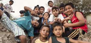 Un grupo de ni&ntilde;os durante el rodaje de la pel&iacute;cula Canoa, la reconstrucci&oacute;n, provincia de Manab&iacute;.