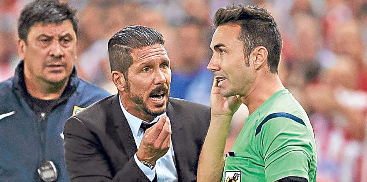 Diego Simeone durante el partido de la Supercopa de Espa&ntilde;a, antes de ser expulsado por el &aacute;rbitro central. Foto: AFP.