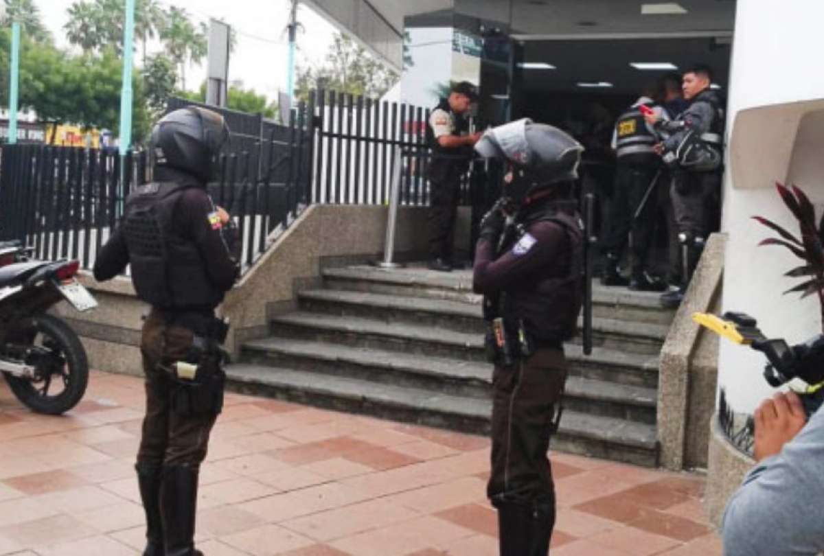 Tres detenidos por robar en una entidad bancaria de Guayaquil.