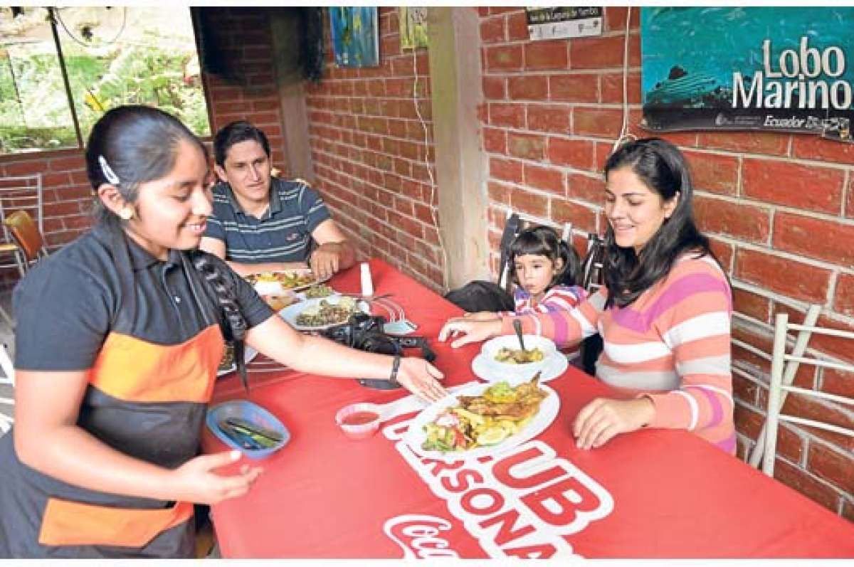 Los comensales llegan de diversas provincias de la regi&oacute;n y del pa&iacute;s para degustar truchas al ajillo, asadas, fritas, chicharr&oacute;n y otras delicias. El costo de los platillos es desde $ 5. FOTO: ROBERTO CHAVEZ