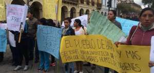 Familiares y amigos de los detenidos hicieron un plant&oacute;n con carteles y gritos pidiendo que sean liberados.