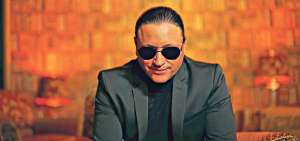 A los 47 a&ntilde;os, Elvis Crespo contin&uacute;a imparable con la promoci&oacute;n de temas en los que fusiona el electro house, la electr&oacute;nica y la m&uacute;sica urbana en sus nuevas producciones.