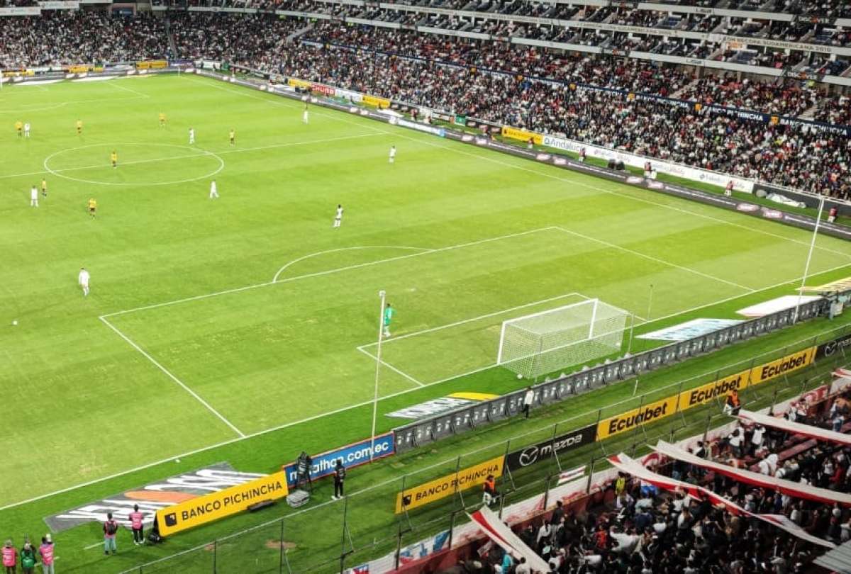 Los hinchas de Liga de Quito protagonizaron momentos llenos de violencia.
