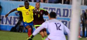 &Eacute;nner Valencia (13) entra al &aacute;rea venezolana intentando definir ante la marca del zaguero Mikel Villanueva (3).