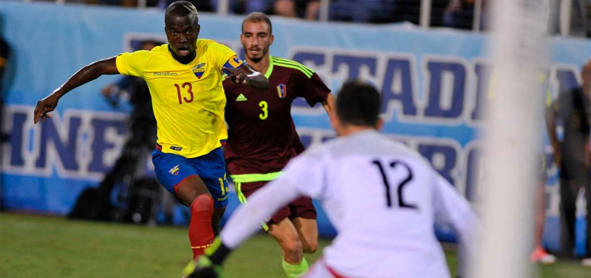 &Eacute;nner Valencia (13) entra al &aacute;rea venezolana intentando definir ante la marca del zaguero Mikel Villanueva (3).