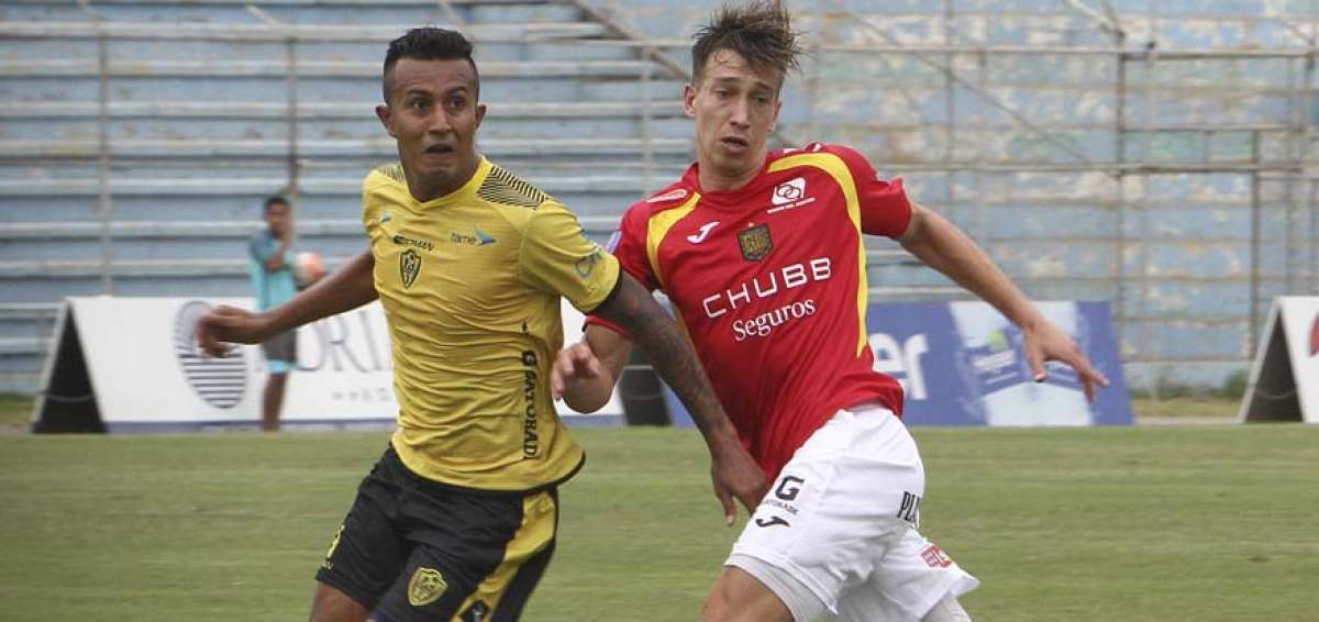 Barrionuevo (i) disputa el bal&oacute;n en el partido ante los 'morlacos'.
