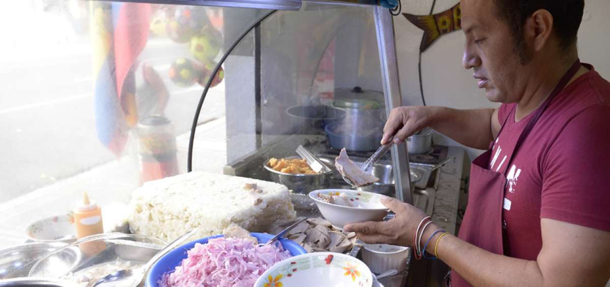 Nelson Guaigua tiene un local de venta de encebollados desde hace 20 a&ntilde;os, en el suburbio de Guayaquil. A su negocio taambi&eacute;n llegan turistas de otras ciudades.
