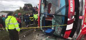 Un muerto y 8 heridos tras volcarse un bus interprovincial en Ca&ntilde;ar