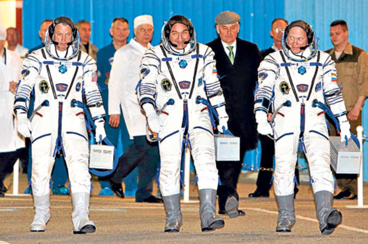 Izq. a der.: Steven Swanson (EE.UU.), Alexander Skvortsov y Oleg Artemyev est&aacute;n en la EEI.  Foto: Tomada de http://spanish.peopledaily.com.cn