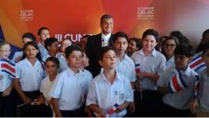 Alumnos de escuelas p&uacute;blicas recibieron al Mandatario ecuatoriano. Foto: Presidencia 