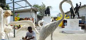 Madera, espuma, pl&aacute;stico y pintura fueron usados en las r&eacute;plicas de monumentos y la fauna representativa de la ciudad.