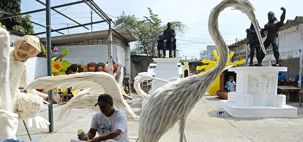 Madera, espuma, pl&aacute;stico y pintura fueron usados en las r&eacute;plicas de monumentos y la fauna representativa de la ciudad.