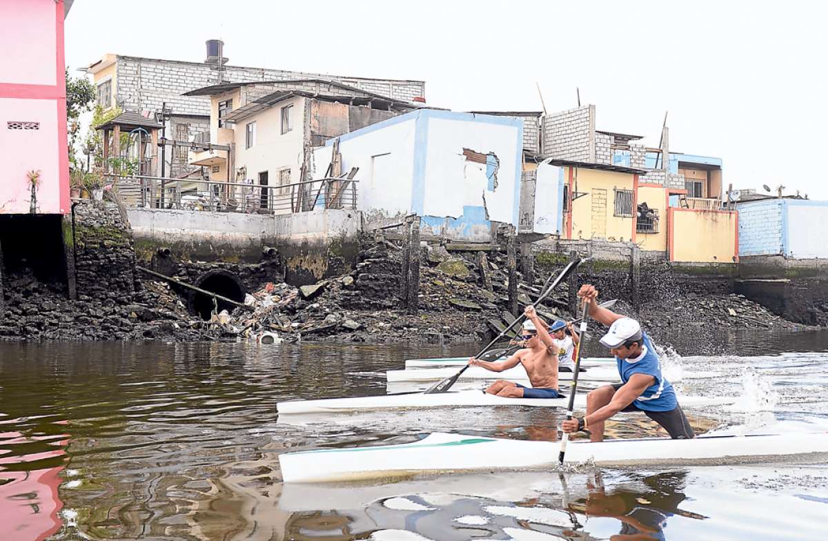 Daniel Le&oacute;n, Ernesto Rojas, Stefany Perdomo y Darwin Chonillo realizan un &lsquo;sprint&rsquo; mientras pasan por una cloaca que arroja desechos residuales al Estero Salado, a la altura de la calle Guerrero Mart&iacute;nez. Foto: Karly Torres / El Tel&eacute;grafo