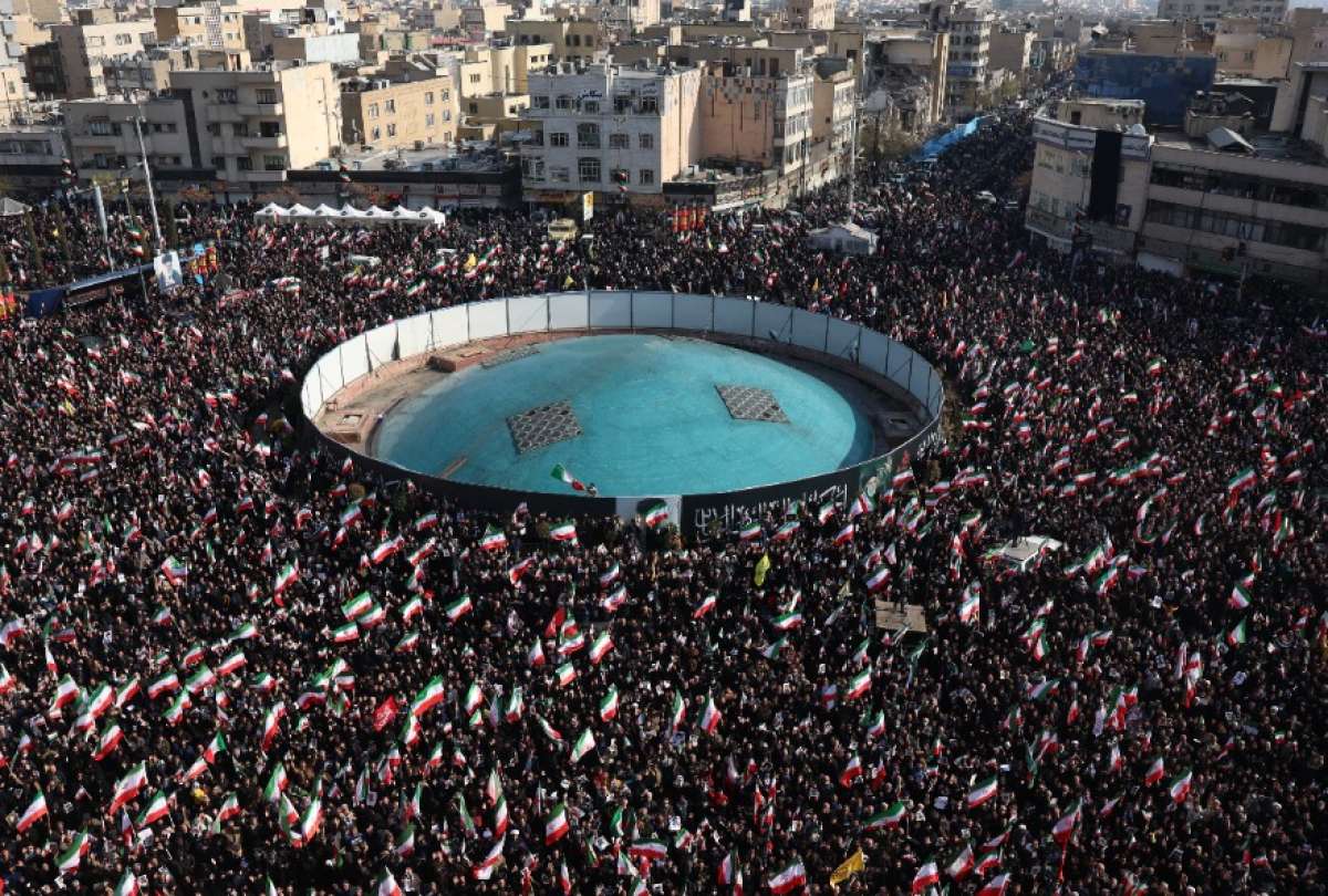 Iran&iacute;es se re&uacute;nen en la Plaza Enqelab para mostrar su apoyo al reci&eacute;n nombrado L&iacute;der Supremo Ayatol&aacute; Mojtaba Jomen&iacute; en Teher&aacute;n, Ir&aacute;n, 09 de marzo de 2026.