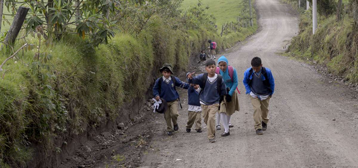 Los menores de edad tienen que caminar hasta dos horas para llegar hasta los planteles educativos.      