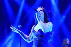 Simone Simons (mezzosoprano), vocalista principal entre los haces de luz. Cortes&iacute;a: Antonio Lozada, Tel&oacute;n de acero.