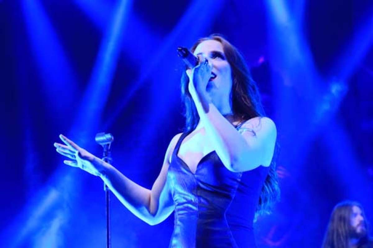 Simone Simons (mezzosoprano), vocalista principal entre los haces de luz. Cortes&iacute;a: Antonio Lozada, Tel&oacute;n de acero.