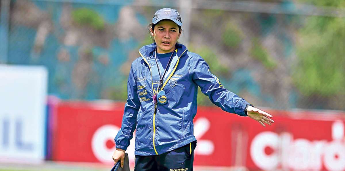 La entrenadora ecuatoriana Vanessa Ar&aacute;uz tendr&aacute; 26 a&ntilde;os, 4 meses y 3 d&iacute;as en el debut contra Camer&uacute;n. Foto: &Aacute;lvaro P&eacute;rez / El Tel&eacute;grafo