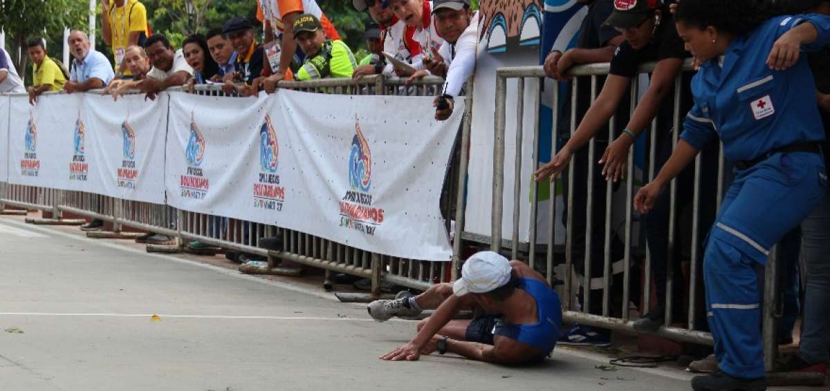 Villanueva culmin&oacute; la competencia e inmediatamente se desmay&oacute; por deshidrataci&oacute;n. Personal de salud lo atendi&oacute; oportunamente.