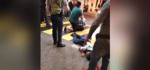 Los vigilantes quedaron tendidos en el parqueadero del mall. El responsable del hecho huy&oacute;.