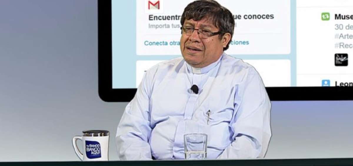 R&oacute;mulo Aguilar, p&aacute;rroco de la catedral.