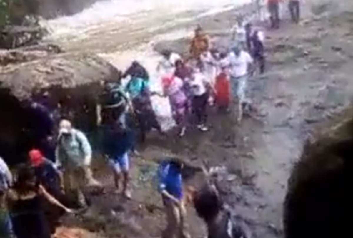 La crecida del río sorprendió a turistas que visitaban una cascada, en Napo.