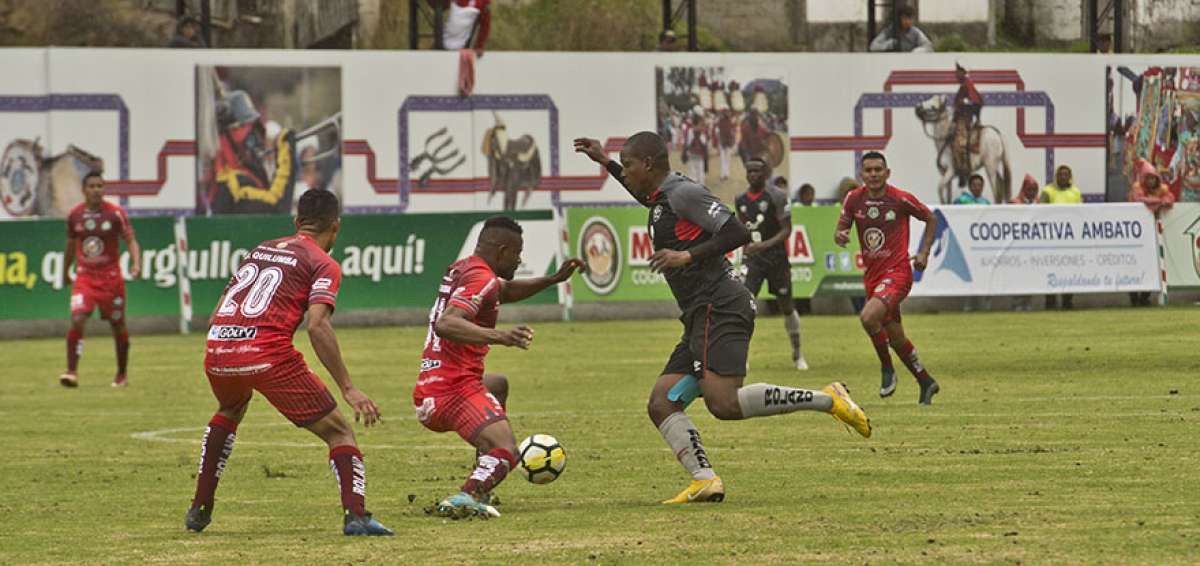 El delantero Edson Monta&ntilde;o (d) espera marcar en su &uacute;ltimo partido con la camiseta de Aucas, pues su futuro estar&iacute;a en el f&uacute;tbol mexicano.