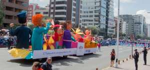 Comparsas, carros aleg&oacute;ricos y grupos de danza protagonizaron el desfile de la Confraternidad del norte de la capital, en la avenida de Los Shyris.