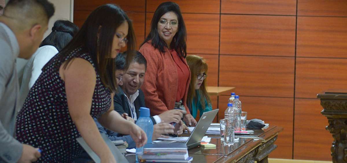 Alrededor de tres horas se tom&oacute; la fiscal general (e), Ruth Palacios (de rojo), para argumentar su acusaci&oacute;n y presentar los elementos de convicci&oacute;n.