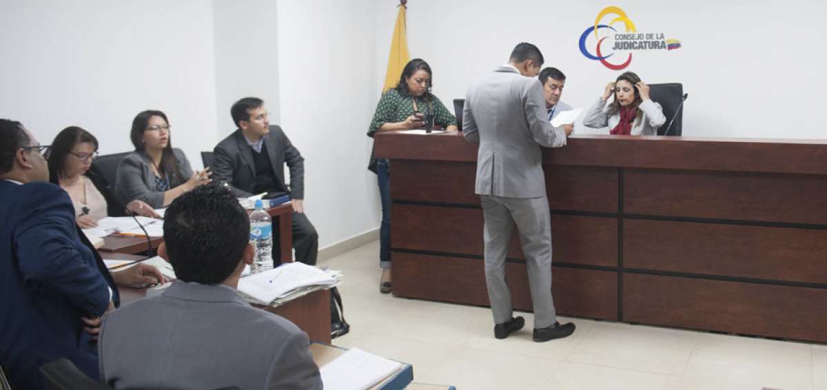 Los jueces son sujetos a sanciones por el denominado error inexcusable cuando cometen errores crasos de derecho e injustificables en sus actuaciones. 