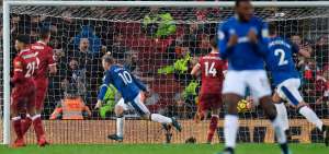 Wayne Rooney igual&oacute; para el Everton de penal.
