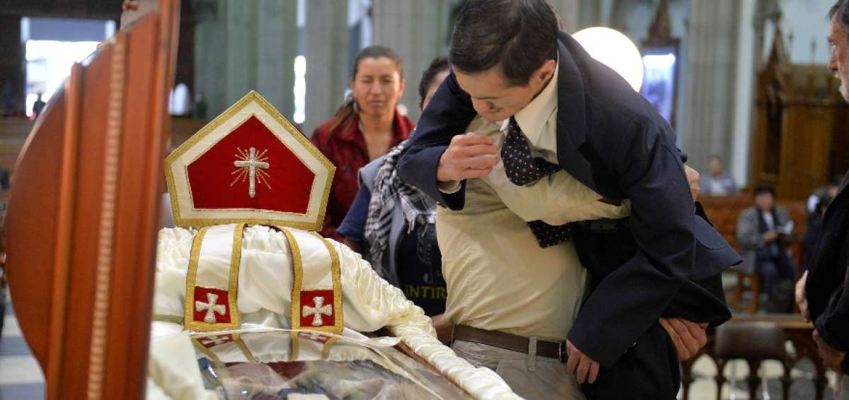 Cuerpo de monse&ntilde;or Luna regres&oacute; a la iglesia de Santa Teresita que ayud&oacute; a construir