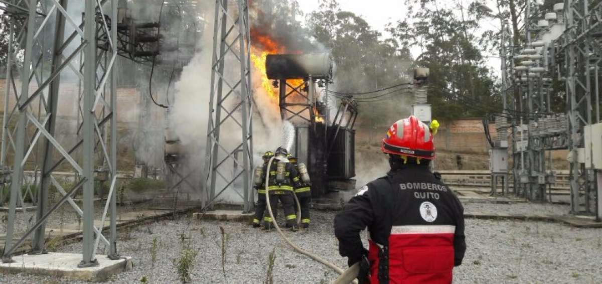 En Quito se produjo un incendio en la subestaci&oacute;n La Legarda, en Cotocollao, cuando habr&iacute;a regresado el flu&iacute;do el&eacute;ctrico.