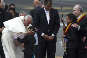 El Papa se despide de los asistentes en el aeropuerto de Tababela, antes de ingresar al avi&oacute;n con destino a Bolivia. Foto: Marco Salgado / EL TEL&Eacute;GRAFO