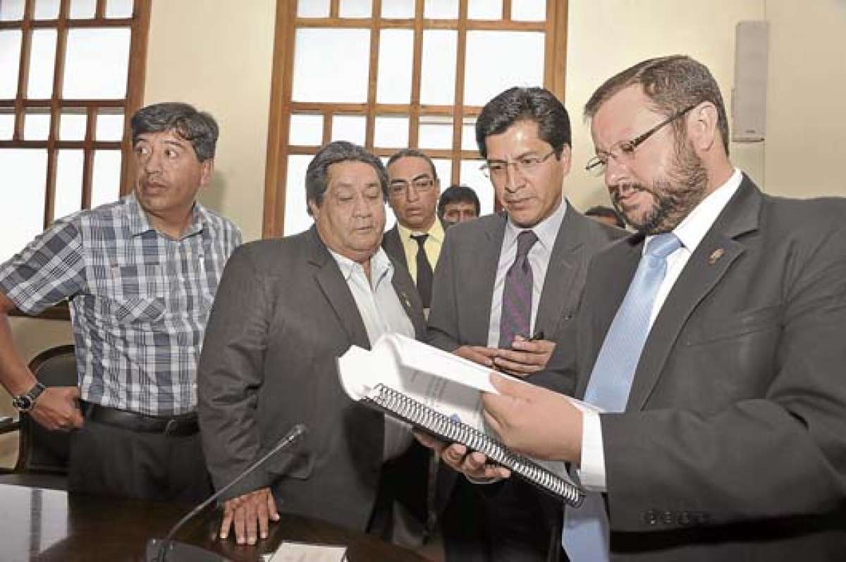 Para los representantes de los taxistas las nuevas tarifas son &ldquo;bajas&ldquo; e &ldquo;insuficientes&rdquo;. Foto: Jos&eacute; Luis Llivisaca.