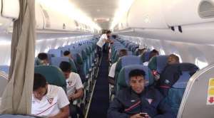 La plantilla de Liga de Quito ya en el avi&oacute;n para viajar a Venezuela por la Copa Sudamericana. Foto: tomada de @LDU_Oficial
