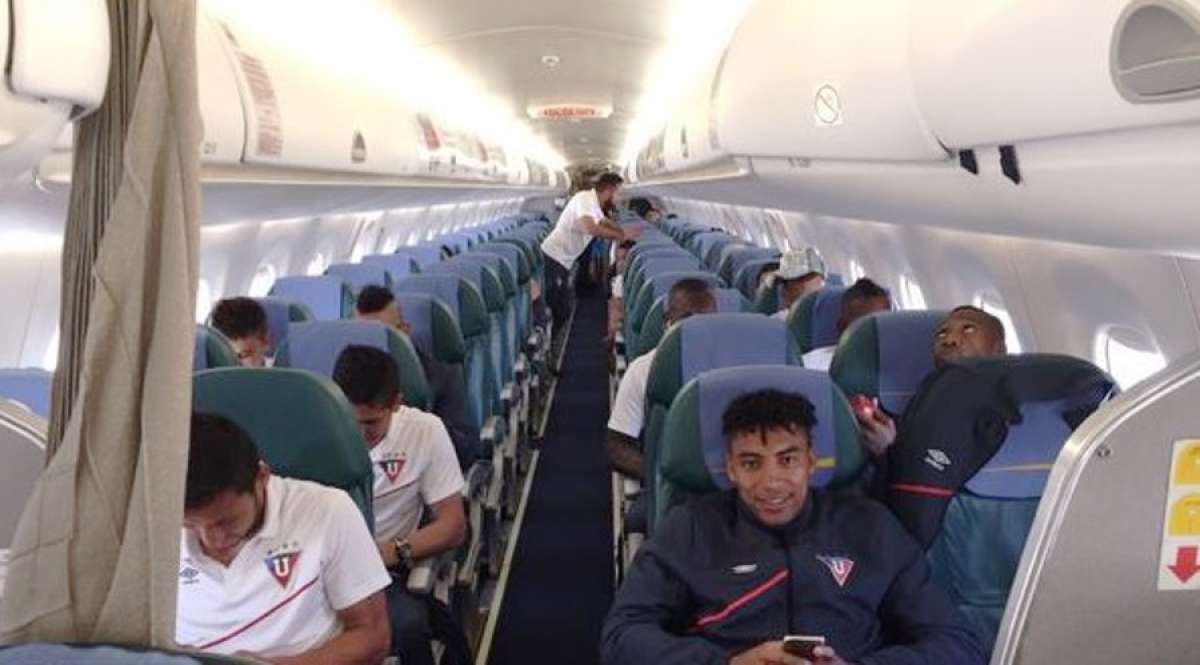 La plantilla de Liga de Quito ya en el avi&oacute;n para viajar a Venezuela por la Copa Sudamericana. Foto: tomada de @LDU_Oficial