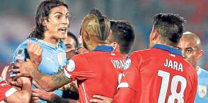 &Eacute;dinson Cavani (izq.) confronta a Gonzalo Jara (de espaldas) en la &uacute;ltima Copa Am&eacute;rica disputada en Chile. Foto: Internet