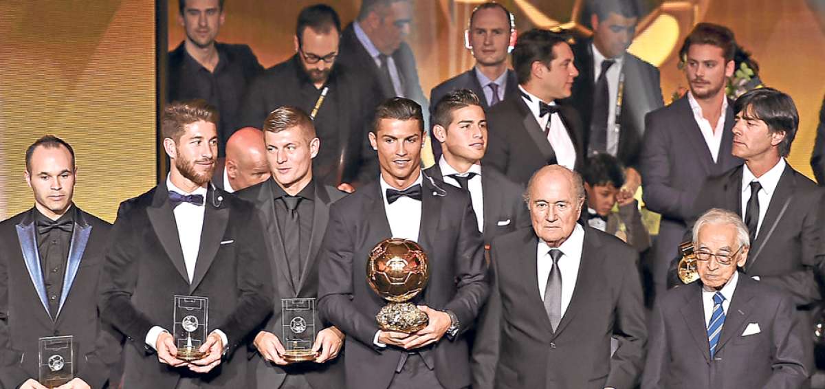 Cristiano Ronaldo (centro) posa con autoridades de la FIFA y otros galardonados en la premiaci&oacute;n del Bal&oacute;n de Oro que se realiz&oacute; en Z&uacute;rich. Foto: AFP