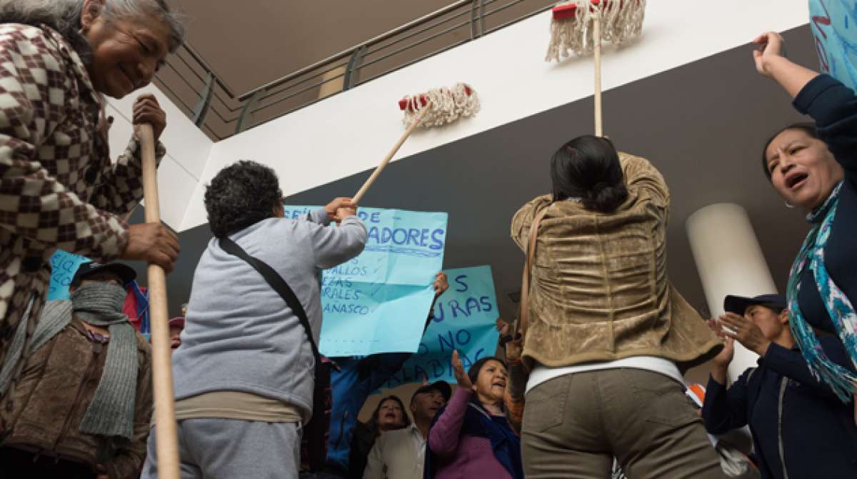 Moradores de la zona sur de Quito realizaron una protesta el martes pasado en la Administraci&oacute;n Zonal Quitumbe. En la foto, &lsquo;limpian&rsquo; la ineptitud. Foto: John Guevara/ El Tel&eacute;grafo