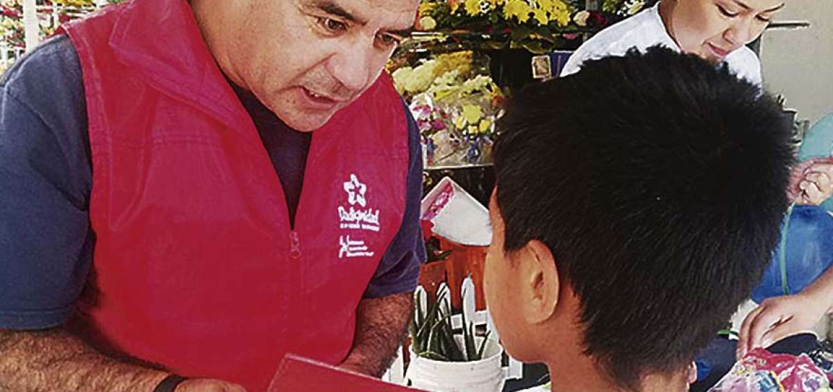 Adultos y ni&ntilde;os son sensibilizados sobre los riesgos que trae pedir dinero en la calle. Los t&eacute;cnicos del MIES facilitan la informaci&oacute;n.