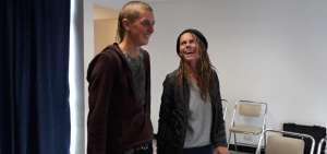 Nicola Rothon y Helen Bicknell son las madres de Satya.