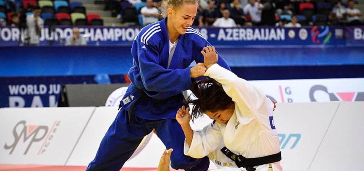 La ucraniana Daria Bilodid (azul), de 17 a&ntilde;os, se impuso ayer a la japonesa Funa Tonaki, anterior campeona, en la final del certamen del mundo de judo. En la foto superior, el ecuatoriano Len&iacute;n Preciado lamenta su eliminaci&oacute;n.  