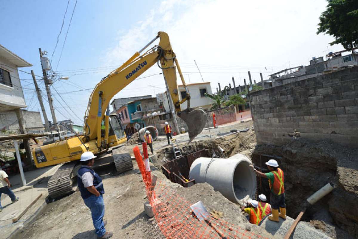 Cambio de tuber&iacute;as de alcantarillado en avenida Napo y calle R&iacute;o Blanco    