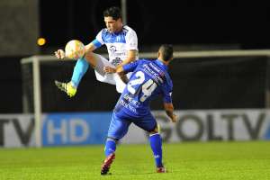 Fernando Gim&eacute;nez, quien fue reemplazado en el segundo tiempo, es anticipado por Alejandro Reyes. Foto: AFP