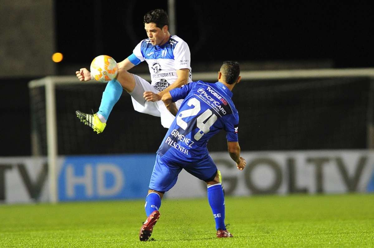 Fernando Gim&eacute;nez, quien fue reemplazado en el segundo tiempo, es anticipado por Alejandro Reyes. Foto: AFP