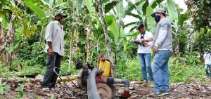 Algunos productores se valen de bombas hidr&aacute;ulicas para llevar agua a sus zonas de cultivo, as&iacute; realizan el riego de las parcelas de forma manual.
