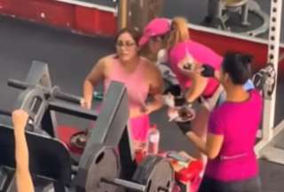 Un grupo de amigas fueron capturadas mientras comían un pastel en pleno gym.